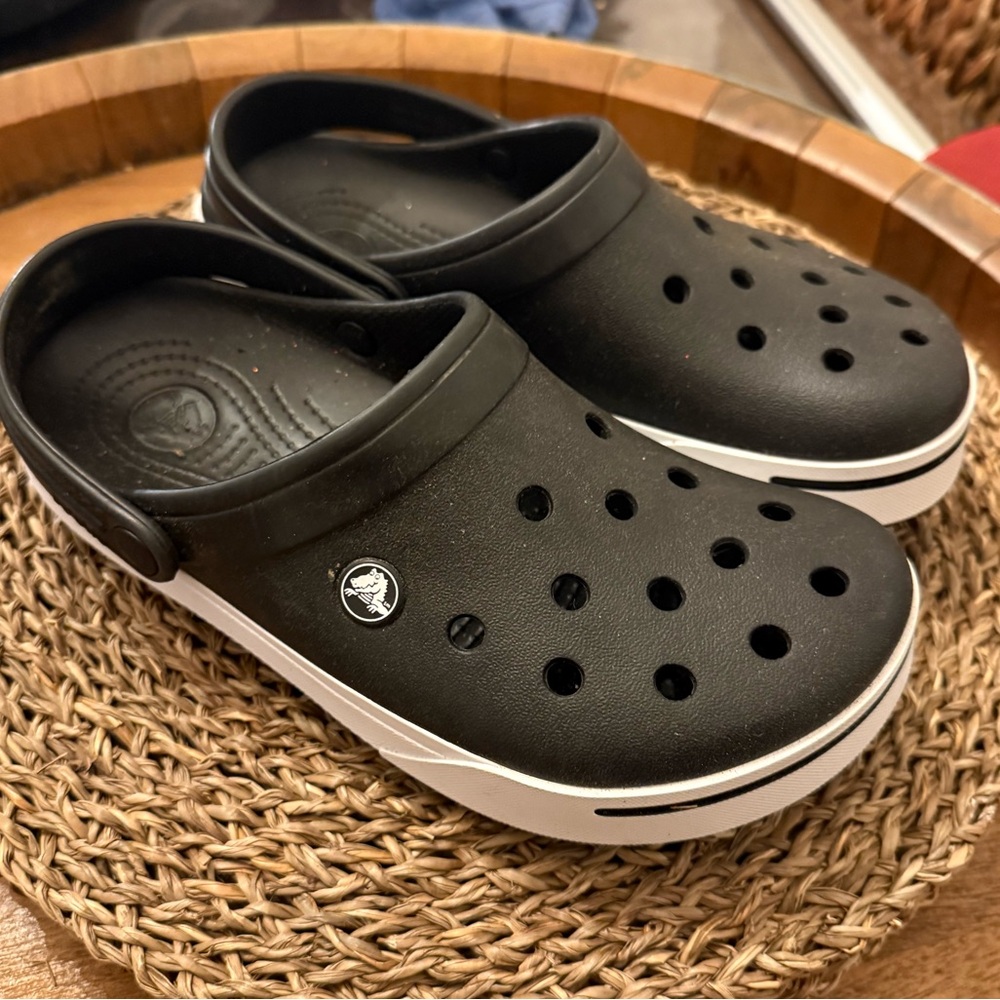 NWOT CROCS Black and White Water Shoes with Ventilation M6/W8